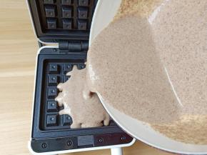 三明治机提前加热1分钟，再倒入面糊。