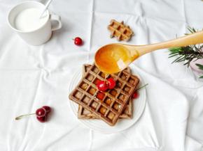 喜欢吃蜂蜜的可以舀一勺蜂蜜淋在华夫饼上面。