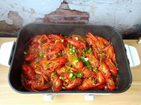 看看一个个龙虾在锅里咕嘟咕嘟炖的那叫一个香，起锅撒点葱花。