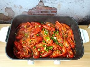 看看一个个龙虾在锅里咕嘟咕嘟炖的那叫一个香，起锅撒点葱花。