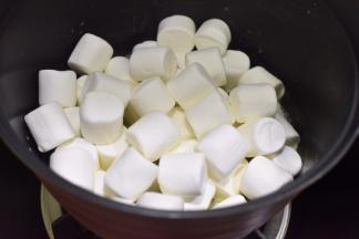 倒入棉花糖翻炒。