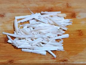 首先将杏鲍菇去根，洗干净，切丝。