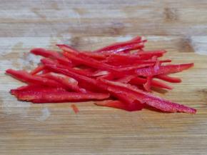红甜椒去根，去籽，洗干净切丝备用。