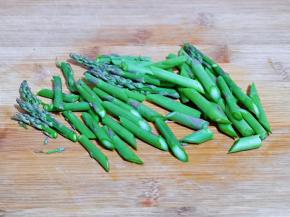 芦笋冷水冲洗，再切段。