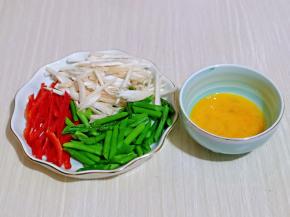 鸡蛋磕入碗中，用筷子打散，准备工作完成。