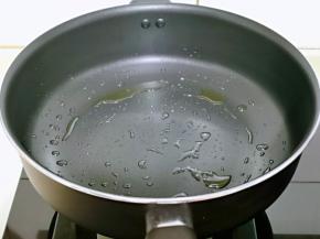 九阳hey炒锅中刷上少许食用油。