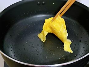 再倒入蛋液，待表面凝固后，翻面，煎鸡蛋建议一定要用不粘锅。