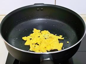 之后再用铲子把鸡蛋铲碎，盛出备用。