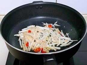 下入切好的杏鲍菇，煸炒至杏鲍菇丝变软。