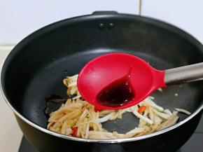 再加入蚝油，翻炒均匀。