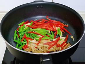 加入芦笋和红椒丝翻炒。