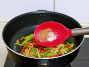 按个人口味加入盐和十三香。