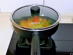 再加入半汤勺纯净水，盖上盖子大火焖炒30秒。