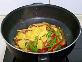 打开炒锅盖子，加入煎好的鸡蛋，快速翻炒均匀关火出锅。