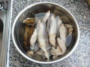 刚买回来的蛏子，用盆装水放盐，泡2小时，让它吐干净沙。