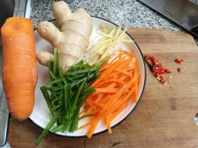 准备好姜丝、葱丝、胡萝卜丝，小米椒切碎。