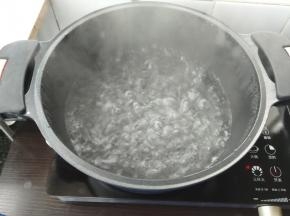 准备一锅开水。