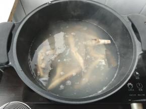 蛏子汆烫一下，可加少许料酒去腥。