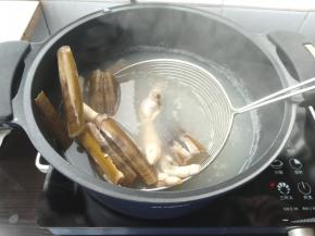 轻轻烫一下，沥水捞出。