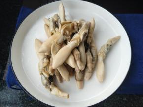 稍微凉一下，去壳，把蛏子肉取出来，去掉壳上的黑边。