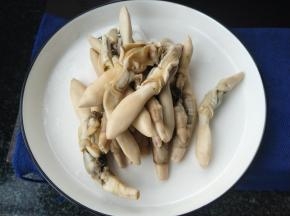 稍微凉一下，去壳，把蛏子肉取出来，去掉壳上的黑边。