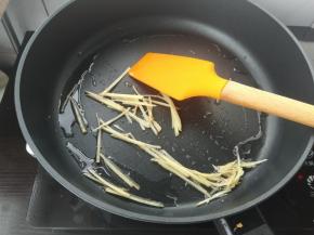 先下姜丝炒香。