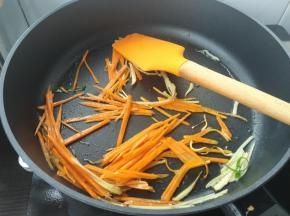 再加入胡萝卜丝煸炒至半熟。