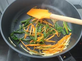 再加入葱丝，轻轻翻炒一下。