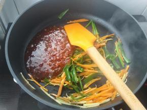 然后倒入甜辣酱，炒匀。