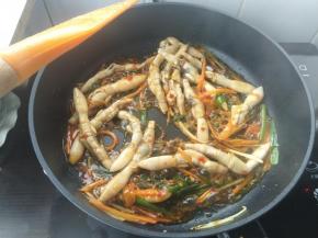 倒入蛏子肉翻炒均匀。