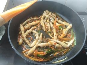 倒入蛏子肉翻炒均匀。