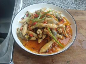 装盘，撒上小米椒。