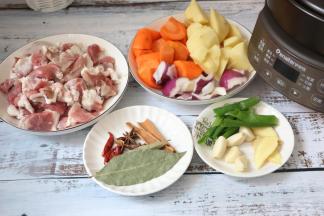 准备食材、羊肉切小块、土豆、胡萝卜切大块。