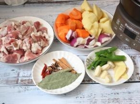 准备食材、羊肉切小块、土豆、胡萝卜切大块。