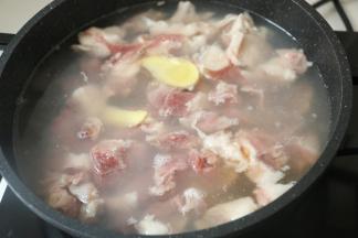 羊肉冷水下锅，水开后焯烫2分钟，捞出冲洗干净。