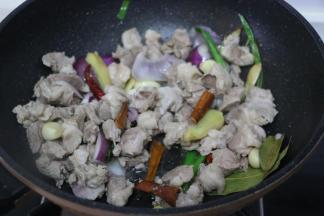 放入羊肉翻炒至变色。