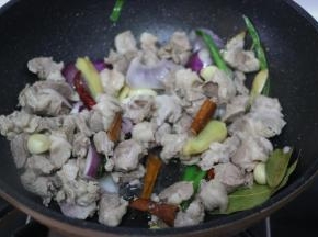 放入羊肉翻炒至变色。