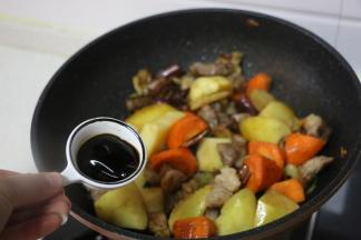 加入老抽、蚝油翻炒。