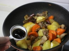 加入老抽、蚝油翻炒。