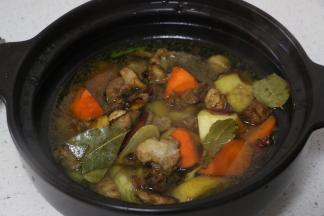 炒好的菜倒入电炖锅中，加入适量开水，撒适量盐调味。