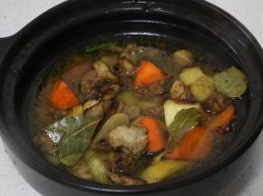 炒好的菜倒入电炖锅中，加入适量开水，撒适量盐调味。