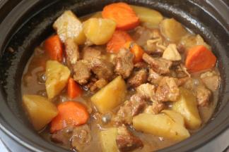 炖好的羊肉非常软烂，汤汁浓稠，非常好吃，拌米饭绝了！