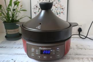 电炖锅选择炖菜模式，程序结束后就开始享受美味啦。