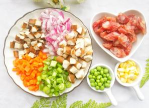 食材清洗干净。火腿斜切厚片，其余食材切粒。