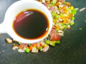 加2勺生抽。