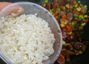 加入一杯清洗好的米。