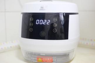 盖上盖子，按蒸饭键，蒸22分钟后再焖5分钟开锅。