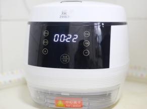 盖上盖子，按蒸饭键，蒸22分钟后再焖5分钟开锅。