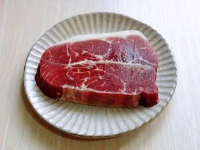 牛排从包装中取出，室温自然融化。