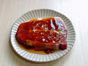 待牛排融化后加入生抽，料酒，蚝油，涂抹均匀。